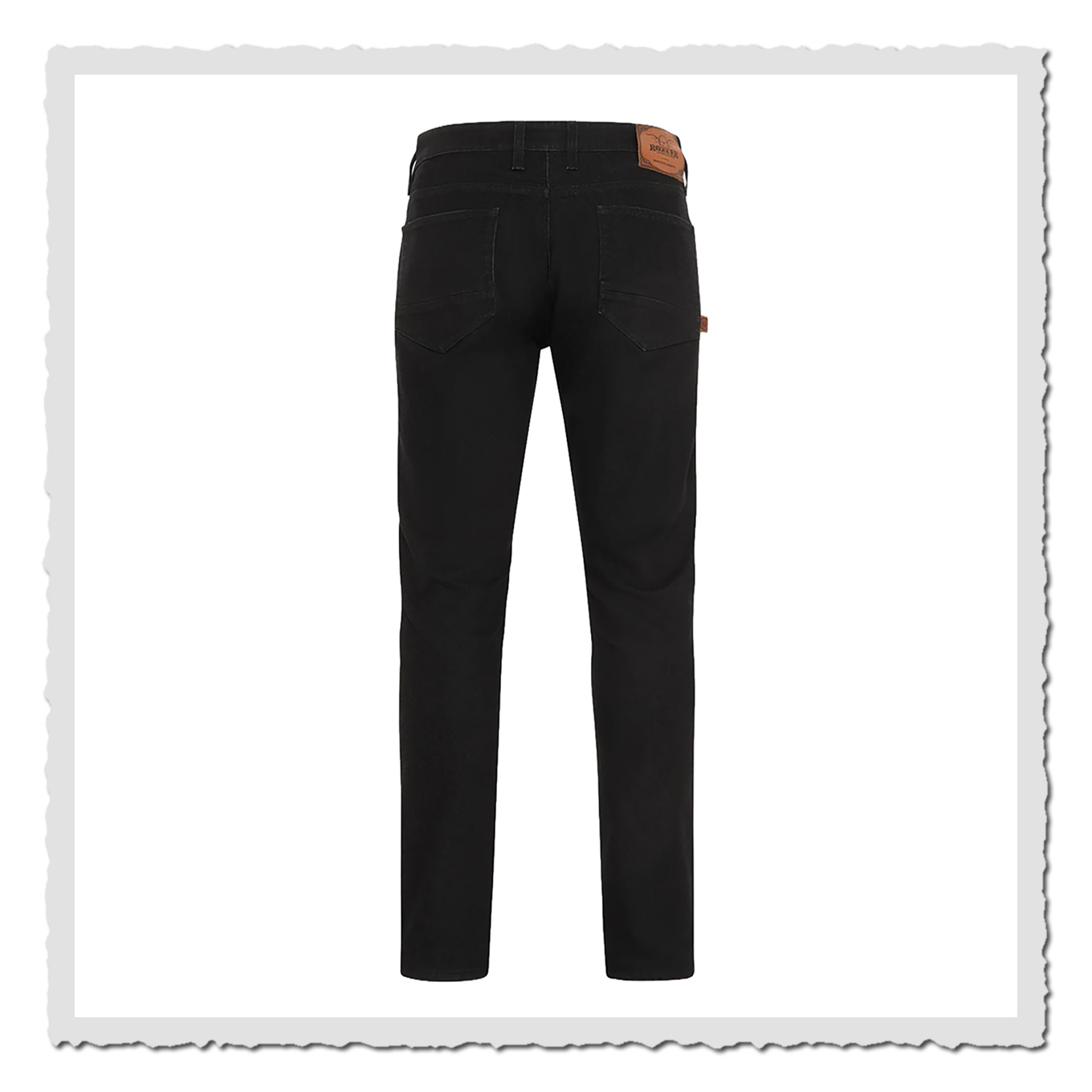 Rückseite einer langen schwarzen Hose mit schmalem Beinverlauf und aufgesetzten Taschen vor weißem Grund.